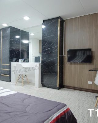 ห้อง Apple Condo กับเฟอร์นิเจอร์ครบครัน