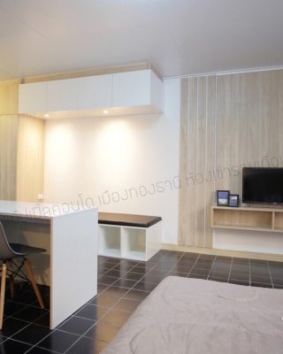 มุมทำงานในห้อง Apple Condo