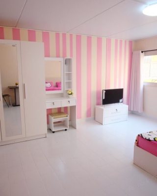 ห้อง Apple Condo ตกแต่งสีชมพู