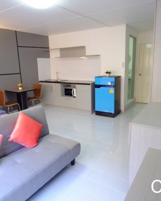 ห้อง Apple Condo พร้อมทีวีและตู้เย็น